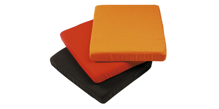 coussins pour base de parasol cube dans les couleurs noir, rouge et orange