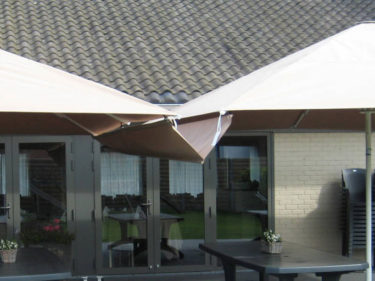 Gutter for square or rectangular parasol