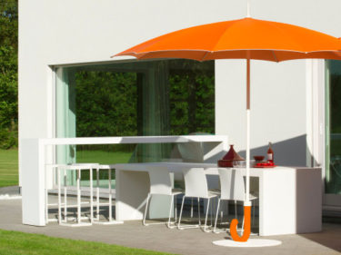 Guliver parasol oranje-wit op privé terras