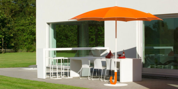 Parasol Gulliver orange-blanc sur une terrasse privée