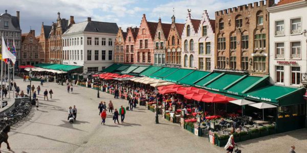 Quattro parasols op de markt van Brugge
