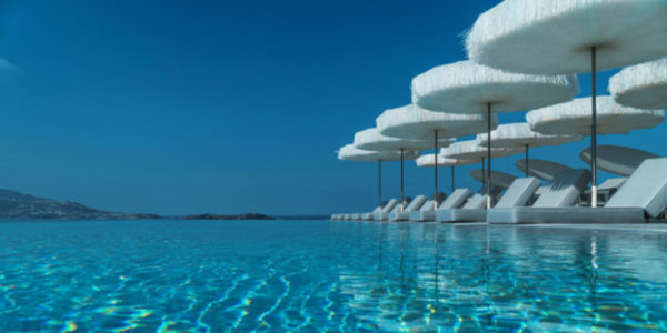Des parasols Frou Frou à la piscine du Mykonos Grand Hotel & Resort