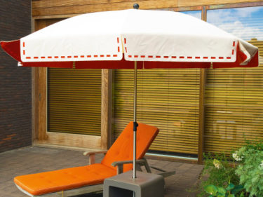 Couture parasol op een privé terras