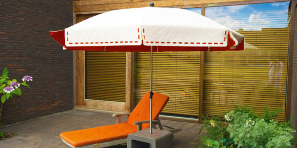 Le parasol Couture sur une terrasse privée