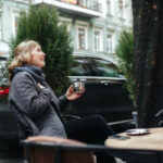 femme buvant un café sur une terrasse d'hiver